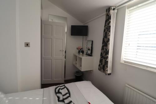 Postel nebo postele na pokoji v ubytování West Dulwich Home 28 Mins to London Victoria