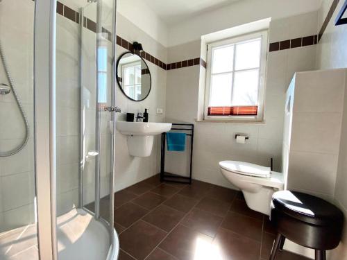 a bathroom with a toilet and a sink and a shower at Die Kleine Ferienwohnung in Prerow