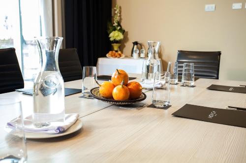 a table with a bowl of oranges on it at Movich Buro 26 in Bogotá