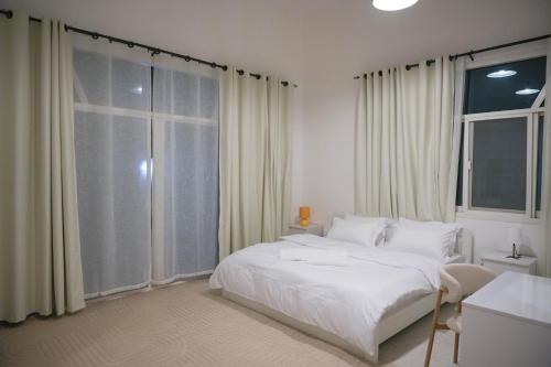 Ένα ή περισσότερα κρεβάτια σε δωμάτιο στο All Villa for rent in Abu Dhabi 7 Rooms near Corniche