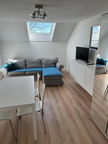 a living room with a couch and a table at Ferienwohnung Martin 2 Schlafzimmer in Neufahrn bei Freising