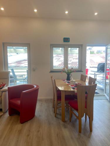 a dining room with a table and chairs at 3 Zimmer Ferienwohnung Freiendiez in Diez