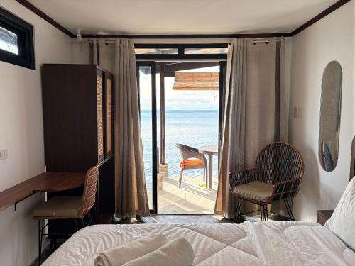 Letto o letti in una camera di Villa Milagros Dive Inn Anilao