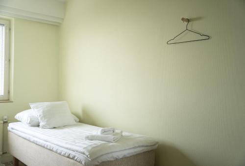 a room with a bed with two towels on it at Luovo in Marjaniemi