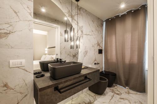 Bilik mandi di Luxury Suites in the Heart of Cagliari