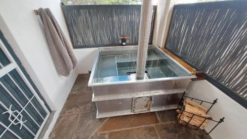 Un pequeño lavabo en una habitación con ventana. en Karoo Vreugde, en Merweville