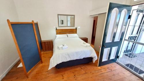 Un dormitorio con una cama con dos toallas encima. en Karoo Vreugde, en Merweville