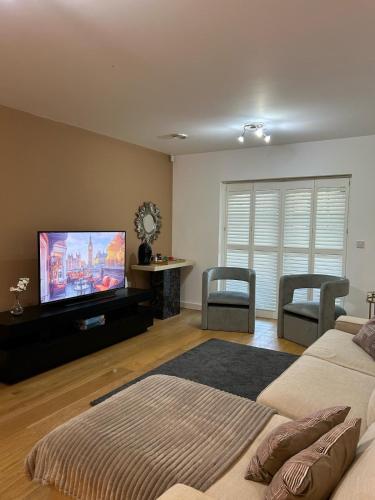 Televisyen dan/atau pusat hiburan di Modern 2-Bedroom Flat Near Wembley - 9 Minutes from Park Royal Station