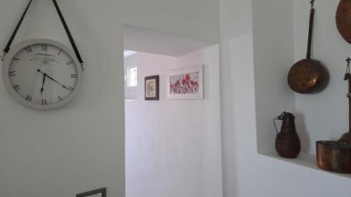 a room with a clock on the wall at Trebiano a casa dei nonni in Arcola