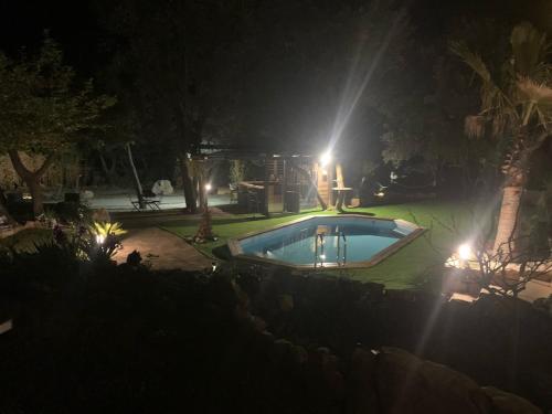 une piscine dans une cour la nuit dans l'établissement Private house, 3 bdr, heated pool & pool house, à Flayosc