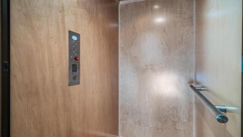 una doccia con pannello di controllo in bagno di Pet Friendly, Bayside Surf City, Private Yard, Pool, Elevator Roof Top Deck Beach Badges a Surf City