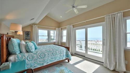 Ένα ή περισσότερα κρεβάτια σε δωμάτιο στο Dog Friendly, 3 Bedroom Oceanfront, Panoramic Ocean Views, Ship Bottom