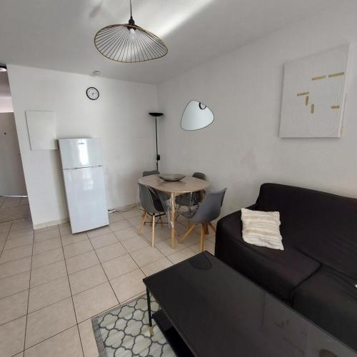 un salon avec un canapé et une table dans l'établissement T3 au bord de l'étang de Thau, à Balaruc-les-Bains