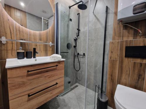 a bathroom with a shower and a sink at Mario Leśny Klif 21 in Debina