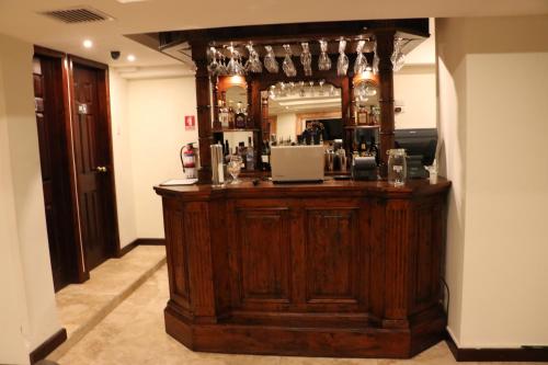 La sala de estar o bar de Hotel Genessis