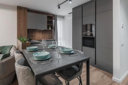 Η κουζίνα ή μικρή κουζίνα στο Luxury Grey Apartments - Central, Free Parking, Self Check-In