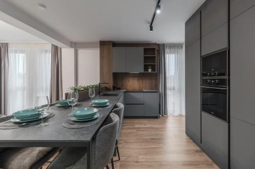 Η κουζίνα ή μικρή κουζίνα στο Luxury Grey Apartments - Central, Free Parking, Self Check-In