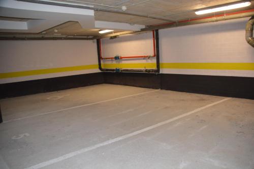 an empty garage with a yellow and white wall at Hotel Bilbao Plaza in Bilbao