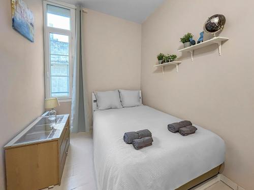 a bedroom with a bed with two bags on it at Séjour authentique en plein centre d Avignon in Avignon