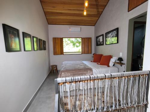 a bedroom with a bed and a window at Loft do Fotógrafo 4 - Poucos passos do Rio das Almas in Pirenópolis