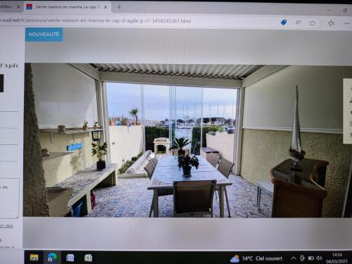 - un salon avec une table à manger dans l'établissement Charmante maison bord de mer avec vue sur le port, au Cap d'Agde