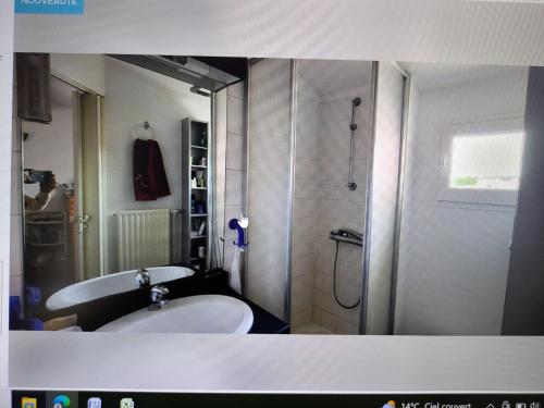 une salle de bain avec baignoire et douche dans l'établissement Charmante maison bord de mer avec vue sur le port, au Cap d'Agde
