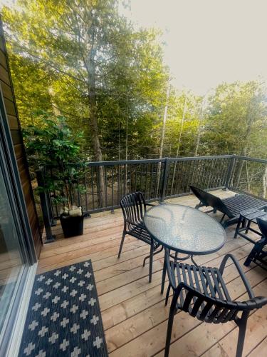 Балкон или терраса в Stone Cove Waterfront Adults Only B&B
