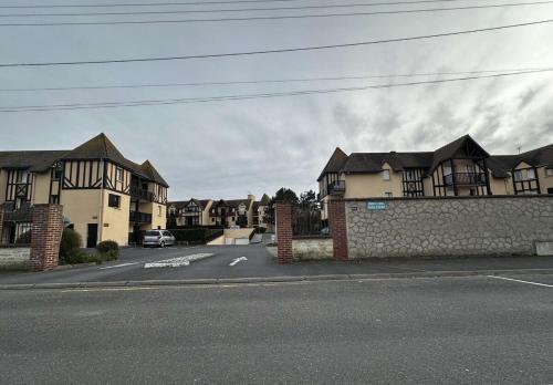 Une rangée de maisons dans une rue à côté d'une route dans l'établissement horizon détente, 2 pas de la mer, à Ouistreham