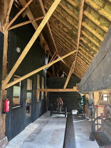 an attic of a barn with wooden ceilings at Rijksmonument De Heidepleats it skiep in Iniaheide