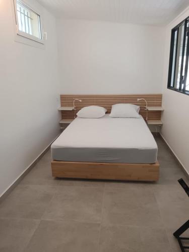 une chambre avec un lit dans le coin d'une pièce dans l'établissement La maison de Marie Hélène 2 piscine partagée, à Aix-en-Provence