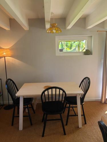 a dining room with a table and chairs at Gîte de la bergerie in Villandry