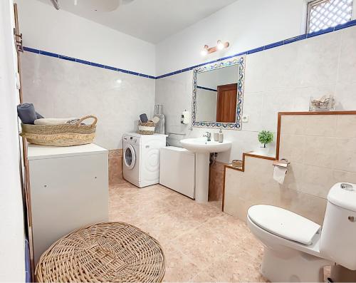 une salle de bain avec un lavabo et une machine à laver dans l'établissement Son Peretó Petit, à Manacor