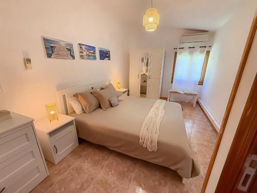 une chambre avec un grand lit et une table de chevet dans l'établissement Son Peretó Petit, à Manacor