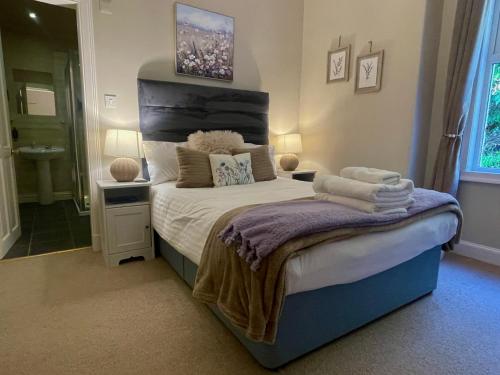 a bedroom with a large bed and a bathroom at Creag Mhor Lodge in Onich