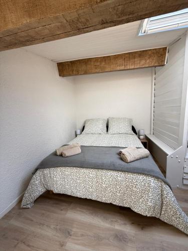 une chambre avec un grand lit dans une pièce dans l'établissement Le nid des remparts, à Carcassonne