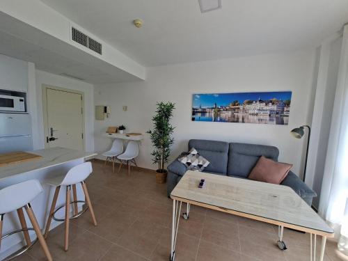 a living room with a couch and a table at Apartamento con piscina Bormujos in Bormujos