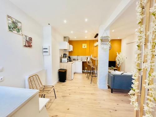 un salon avec un canapé bleu et une cuisine dans l'établissement Bienvenue dans notre petit havre de paix !, à Boulogne-sur-Mer