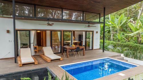 Бассейн в Casa Kanani AC & Garden 10 Min Walk to Playa Negra или поблизости