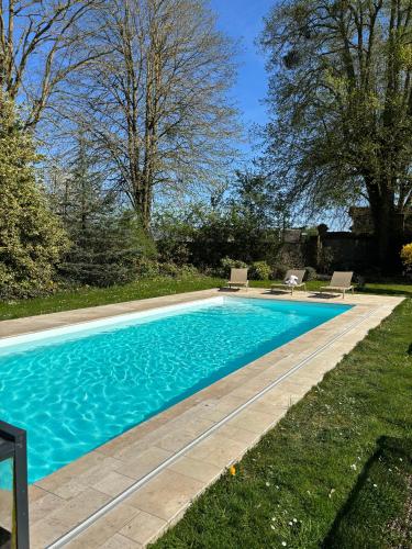 une piscine dans la cour d'une maison dans l'établissement La Palestriere, à Cuy-Saint-Fiacre
