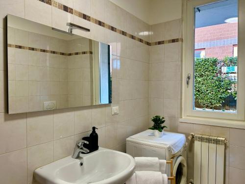 een badkamer met een wastafel, een toilet en een spiegel bij Bellagio Wave Apartment in Bellagio