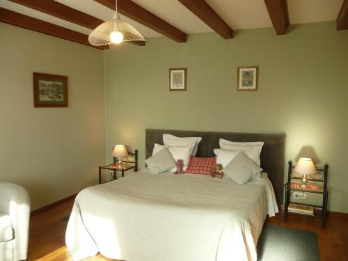 una camera da letto con un grande letto bianco con due lampade di Chez Anny et Jean Au Mittelbuehl,Reichshoffen,Pays de Niederbronn les Bains a Reichshoffen