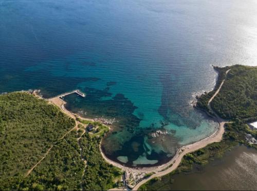 - une vue aérienne sur l'océan avec de l'eau bleue dans l'établissement Mare, à Porto-Vecchio
