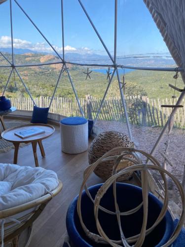 une chambre avec vue sur un champ depuis une tente dans l'établissement Mare, à Porto-Vecchio