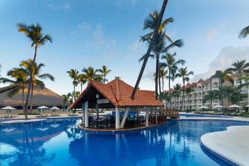 einen Resortpool mit Pavillon und Palmen in der Unterkunft Occidental Caribe - All Inclusive in Punta Cana