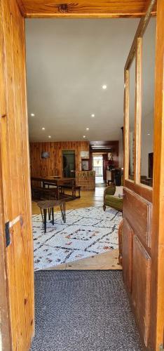 Cette chambre comprend un salon avec une table et un canapé. dans l'établissement La Frisanfave, Maison de village, centre 65M2, à Abriès