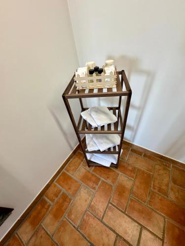 a shelf with towels on it on a floor at Le mie origini in Bagnoregio