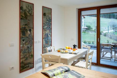 Ruang duduk di Elegant Apartment a due passi dalle piste