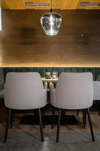two chairs sitting in front of a table at das MOOSWALD in Obsteig