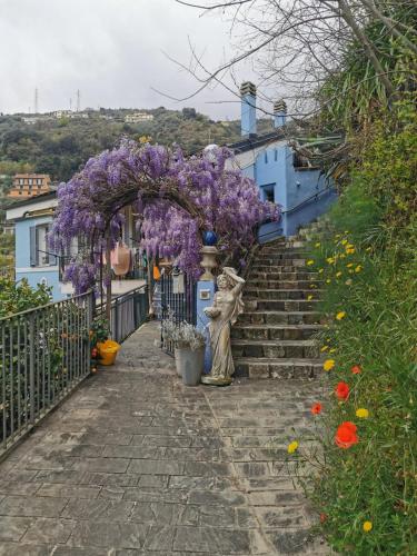 a blue house with a statue in front of it at Itaca in Varazze