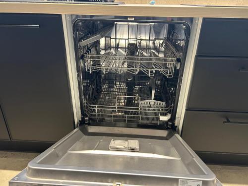 Un lave-vaisselle est disponible dans la cuisine. dans l'établissement Maison de bourg 3 chambres, à Bérus